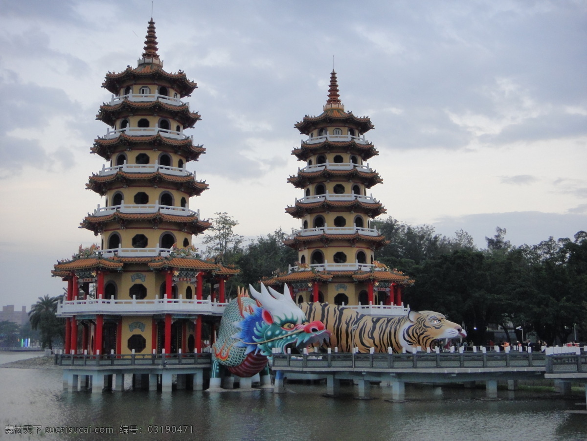 龙虎塔 台湾风景 公园 亭子 阁楼 旅游胜地 游人 自然景观 风景名胜 摄影图库 莲池潭风光 国内旅游 旅游摄影