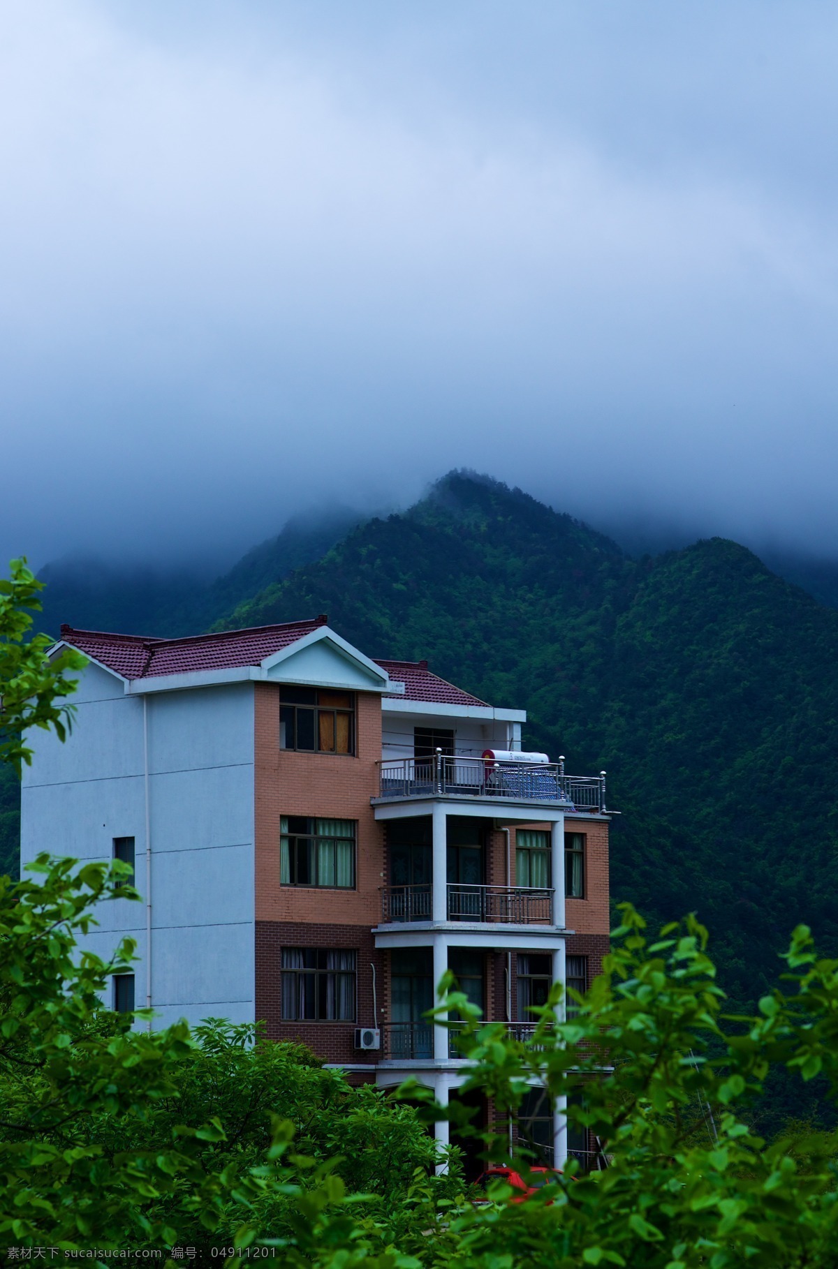 雨雾之天姥山 雨 雾 天姥 山峦 屋子 建筑 绿树 山水风景 自然景观