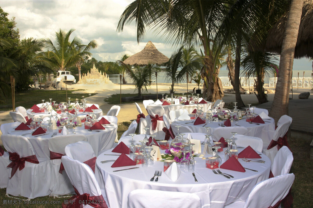 餐桌 白云 渡假 海滩 生活百科 生活素材 室外 椰子树 自然光线 生活场景摄影
