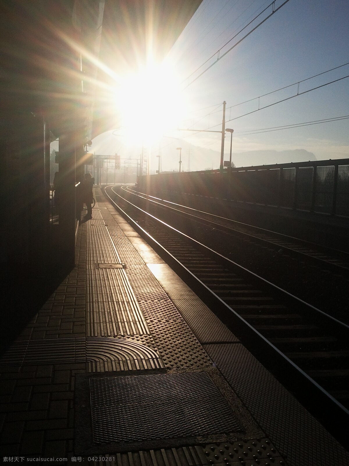 清晨 里 车站 月台 铁轨 阳光 多娇江山 自然景观 自然风景