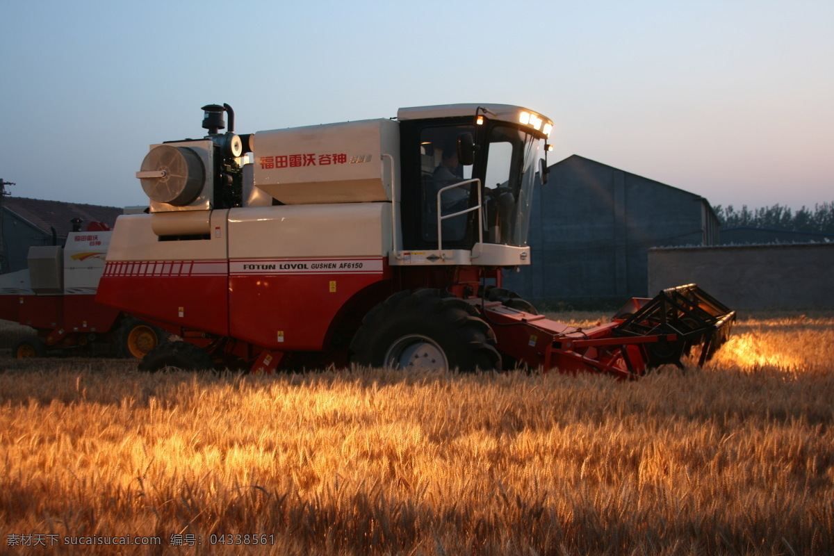 小麦收割机 雷沃谷神 小麦 收割机 麦地 农业机械 农机产品 农业生产 现代科技