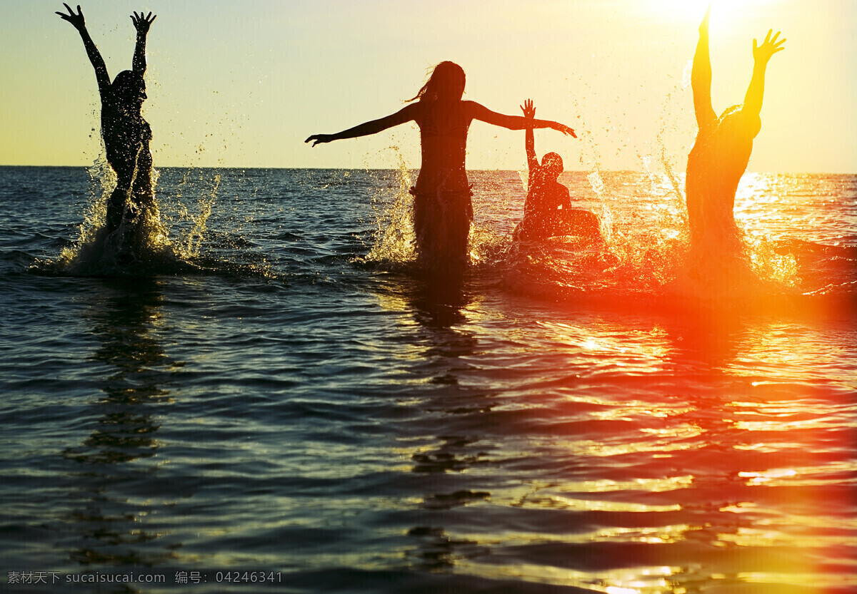 海里 玩 水 男女 人物 大海 海水 夕阳 落日 玩水 扬水 水花 人物摄影 大海图片 风景图片