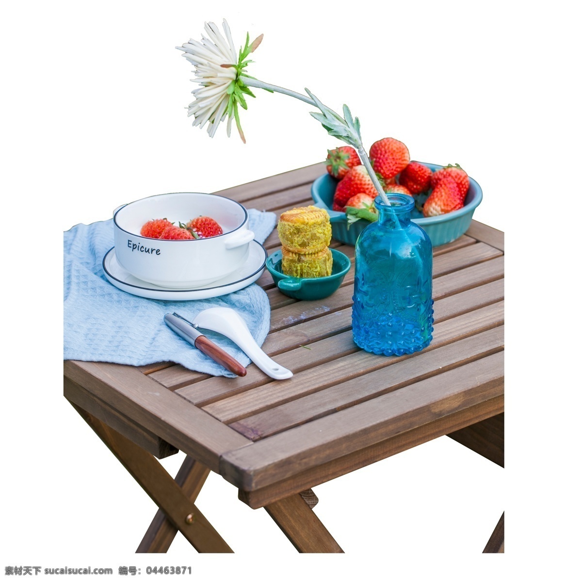 彩色 草莓 食物 桌子 元素 白色瓷器 水果 吃的 纹理 木板 白色勺子 餐具 蓝色塑料瓶子 盘子