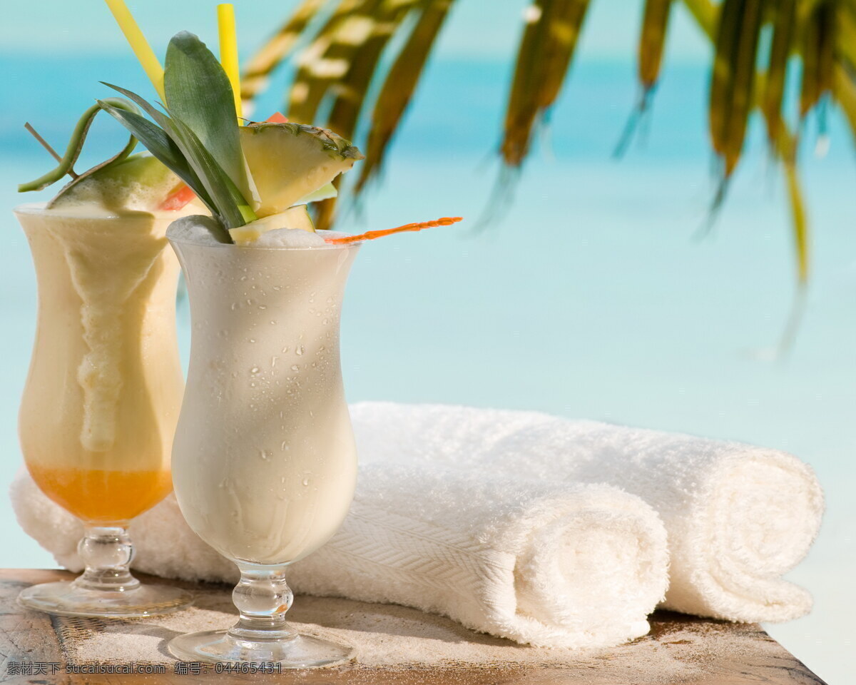 果汁 海滩 海边 毛巾 椰子树 沙滩 水果 冷饮 夏天 杯子 吸管 椰汁 菠萝 餐饮美食 饮料酒水