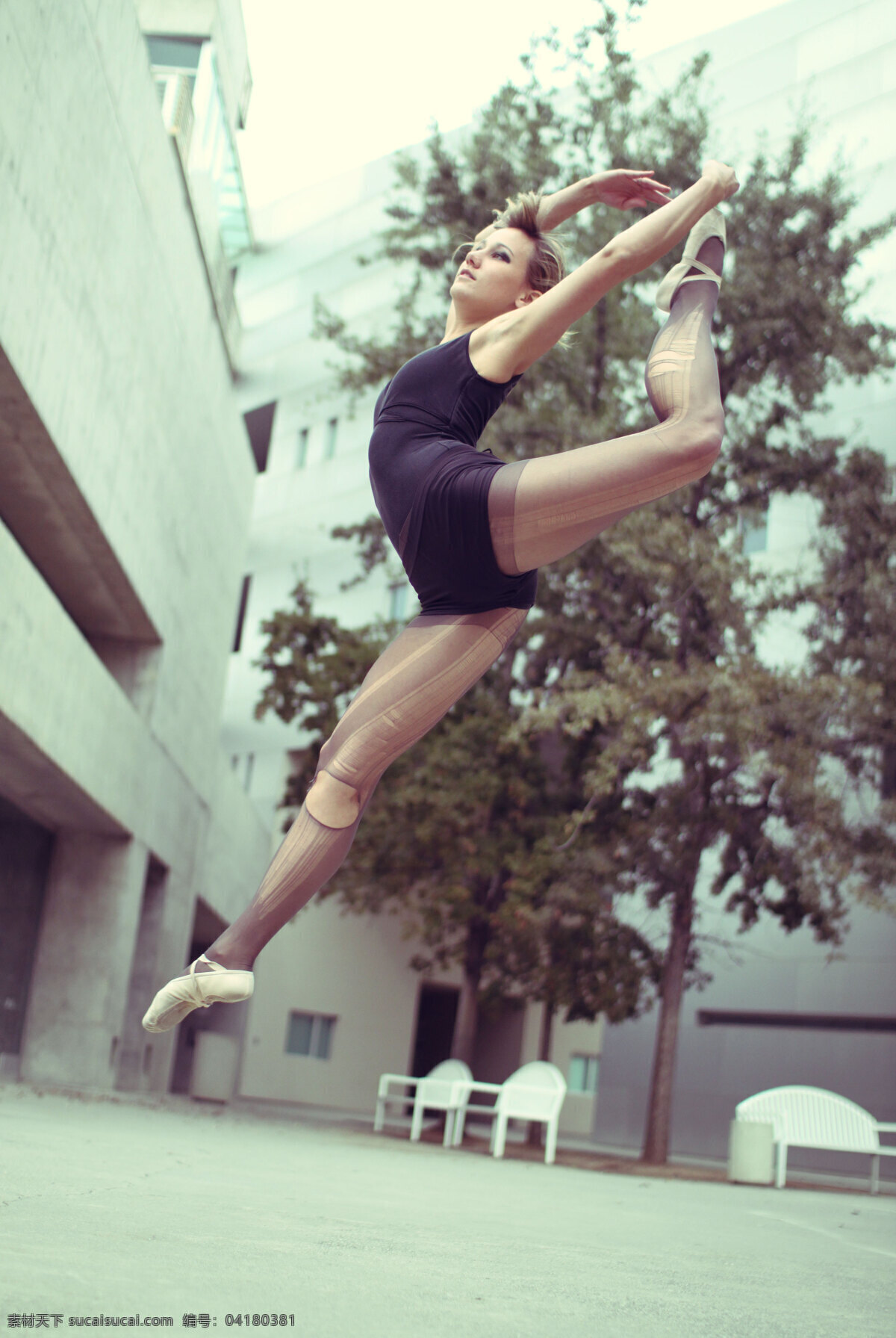 舞者 舞蹈 舞姿 舞鞋 女性 室外 芭蕾 ballet 艺术 西方 造型 特写 跳跃 jump leap 树木 建筑 舞蹈音乐 文化艺术