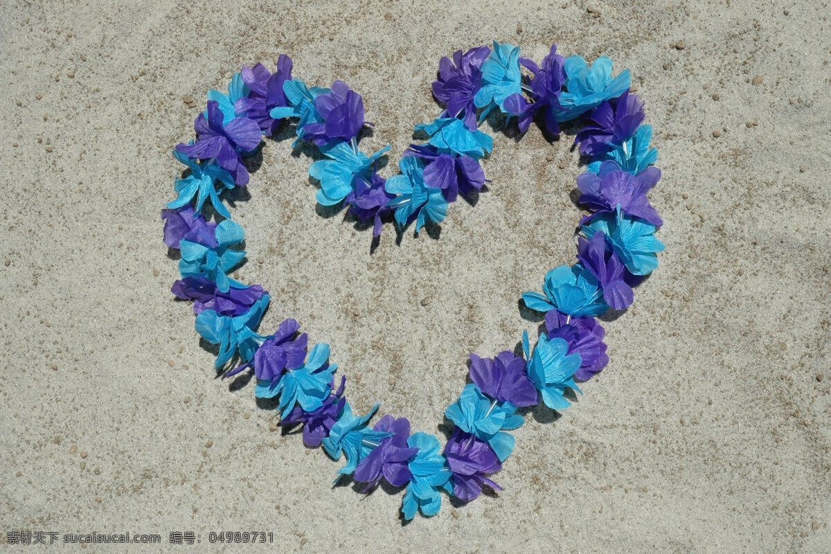 蓝色 花朵 拼 成 心形 花瓣 鲜花 爱心 桃心 求婚场景 沙滩 沙子 其他类别 生活百科