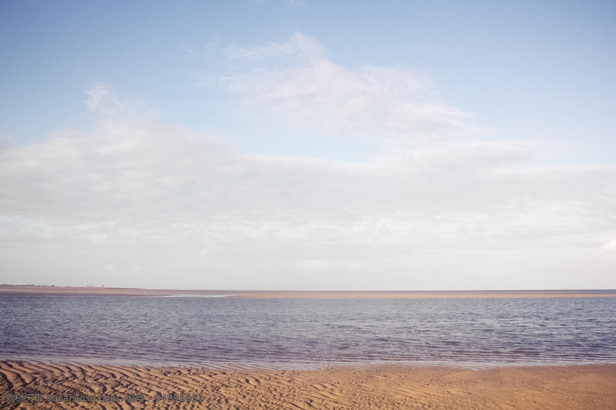 蓝天 下 波光粼粼 海滩 黄沙 海浪 自然 风景 千库原创