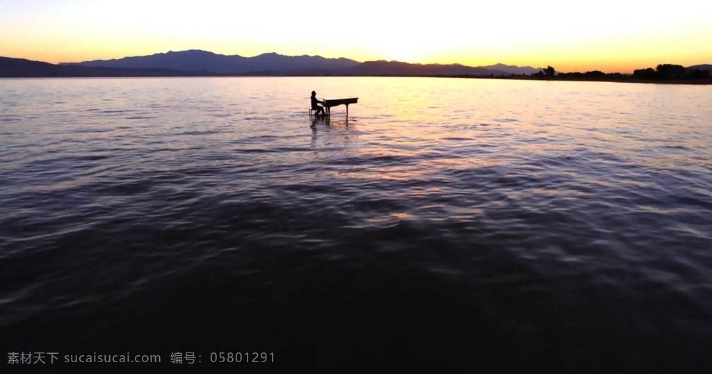 湖上弹钢琴 唯美海上钢琴 海面高清素材 弹钢琴高清 弹钢琴 多媒体 实拍视频 人物 mp4