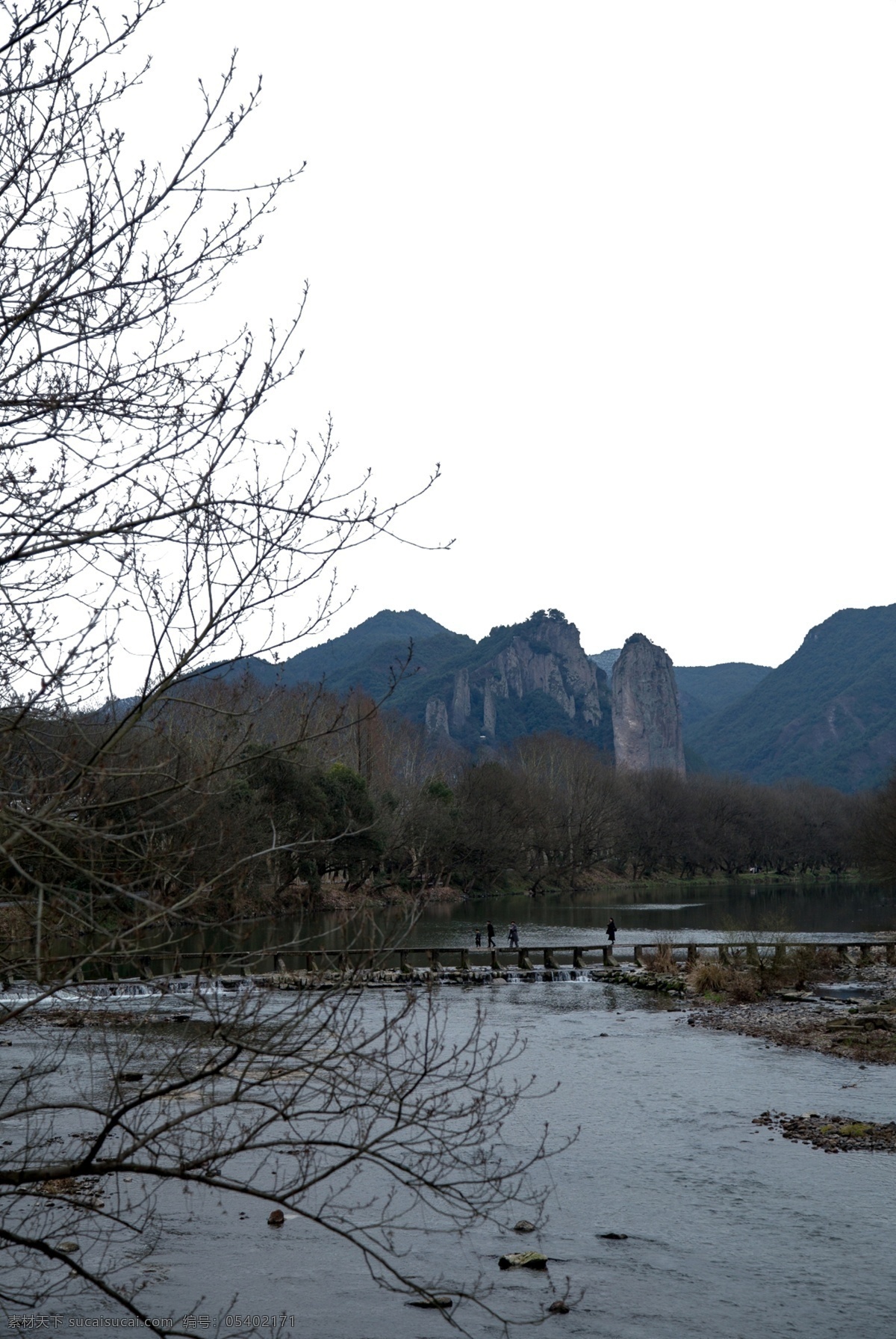 绵延 起伏 险峻 山峰 大山 群山连绵 山岩 山谷 峭壁 彩色岩石 森林 绿树 黄花 自然风光 山水风景 自然景观