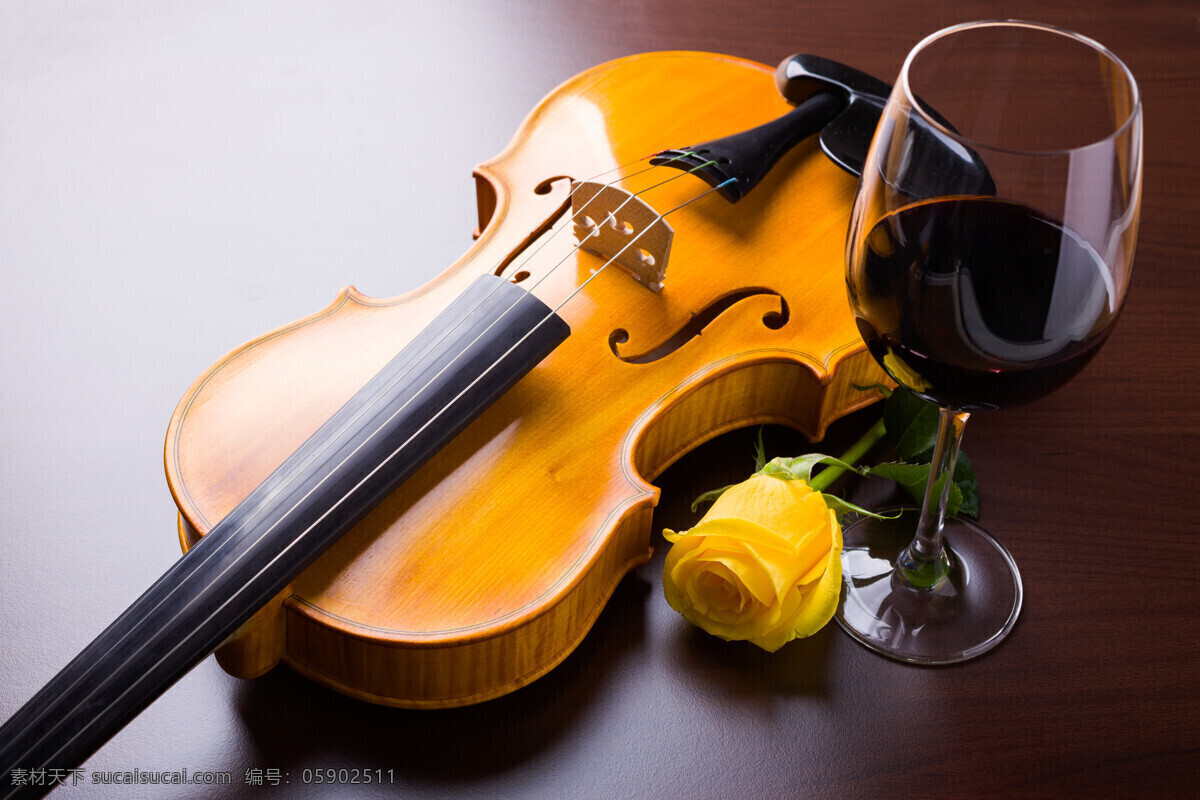 红酒 小提琴 红木桌子 黄色小提琴 黄色玫瑰 玻璃红酒杯 高脚杯 艺术 文艺 高清摄影图片 餐饮美食 饮料酒水