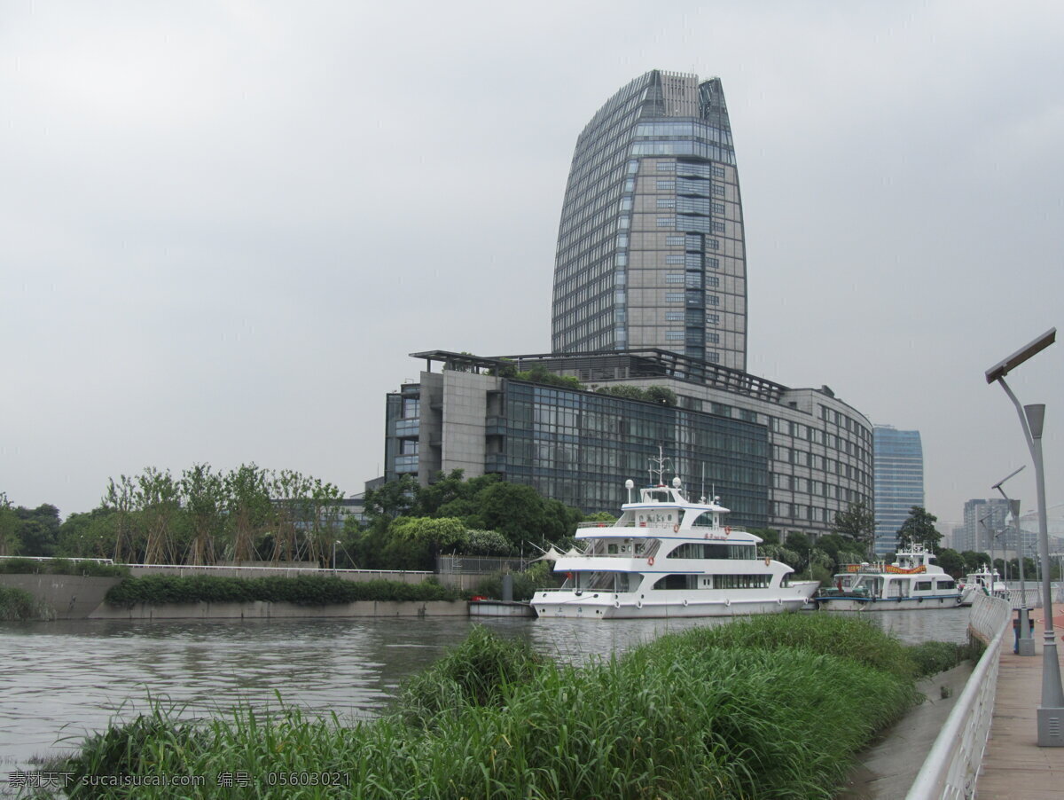 游艇 大厦 和谐 黄浦江 建筑摄影 建筑园林 游艇和大厦 江边 风景 生活 旅游餐饮