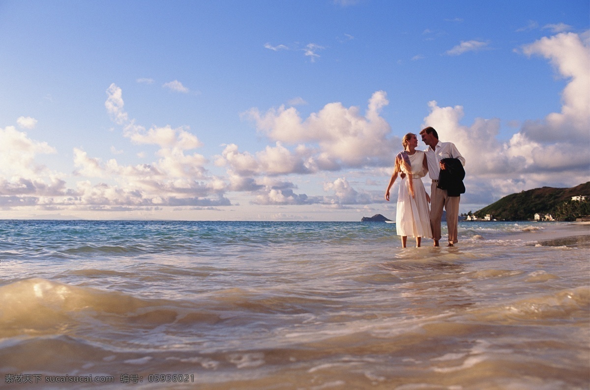 海滩 上 外国 夫妻 外国女性 女人 外国男性 男人 情侣 恋人 夫妇 浪漫 恩爱 沙滩 大海 美丽风景 海洋海边 自然景观 蓝色