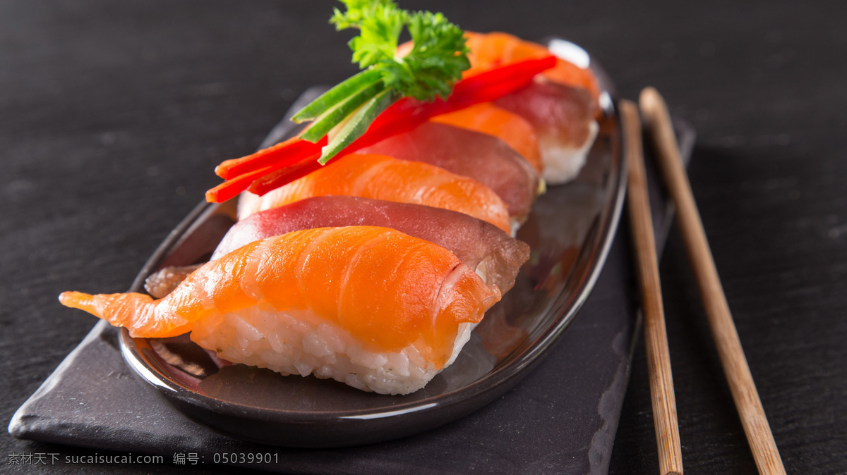 新鲜的生鱼片 新鲜 生鱼片 鱼 饭团 寿司 鱼片 美食图片 餐饮美食 西餐美食
