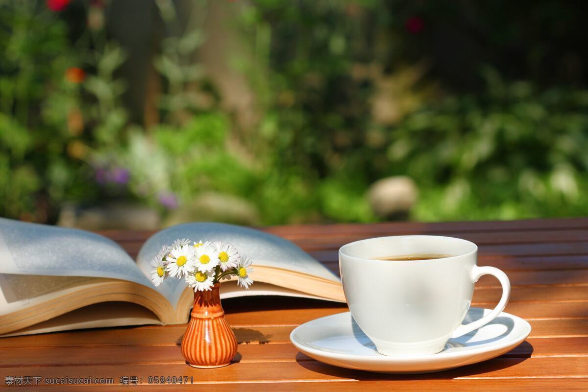 咖啡 鲜花 水杯 茶杯 茶水 柠檬茶 书籍 书本 桌子 野花 休闲 饮料酒水 餐饮美食