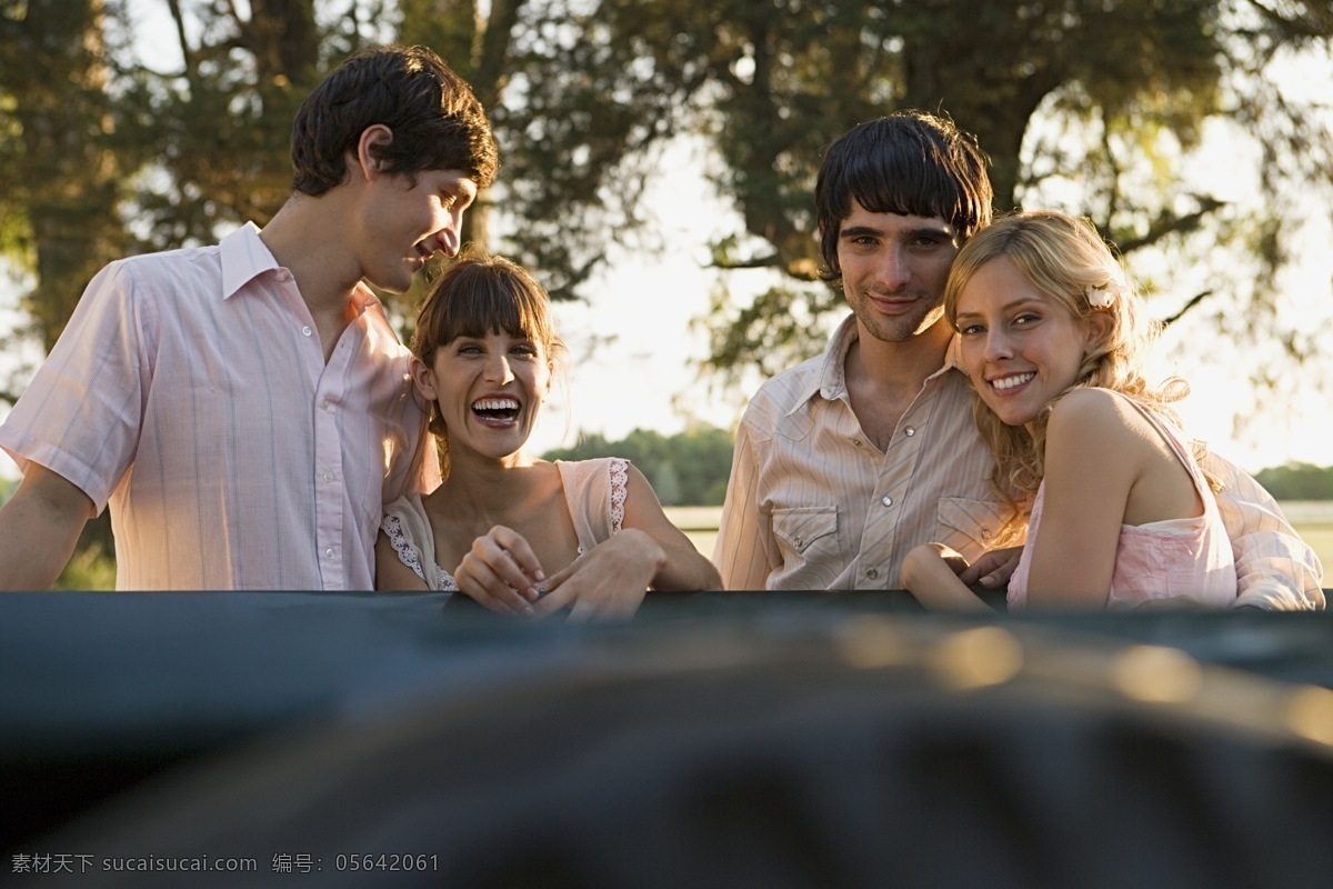 幸福 甜蜜 情侣 男女 派对 郊外 野游 户外 户外男女 游玩 情侣图片 人物图片