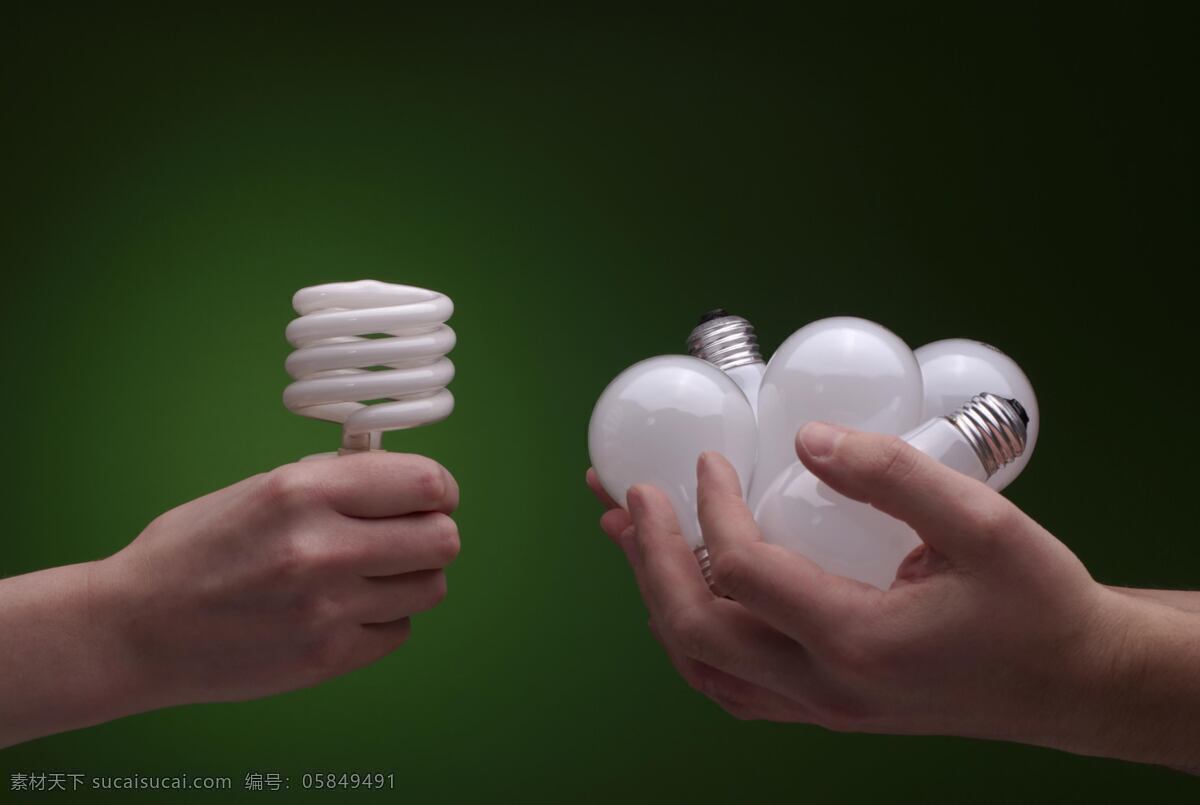 手拿灯泡 能源概念 电灯泡 灯泡 绿色能源 环保能源 生态能源 洁净能源 可再生资源 能源环保 生活用品 生活百科 黑色