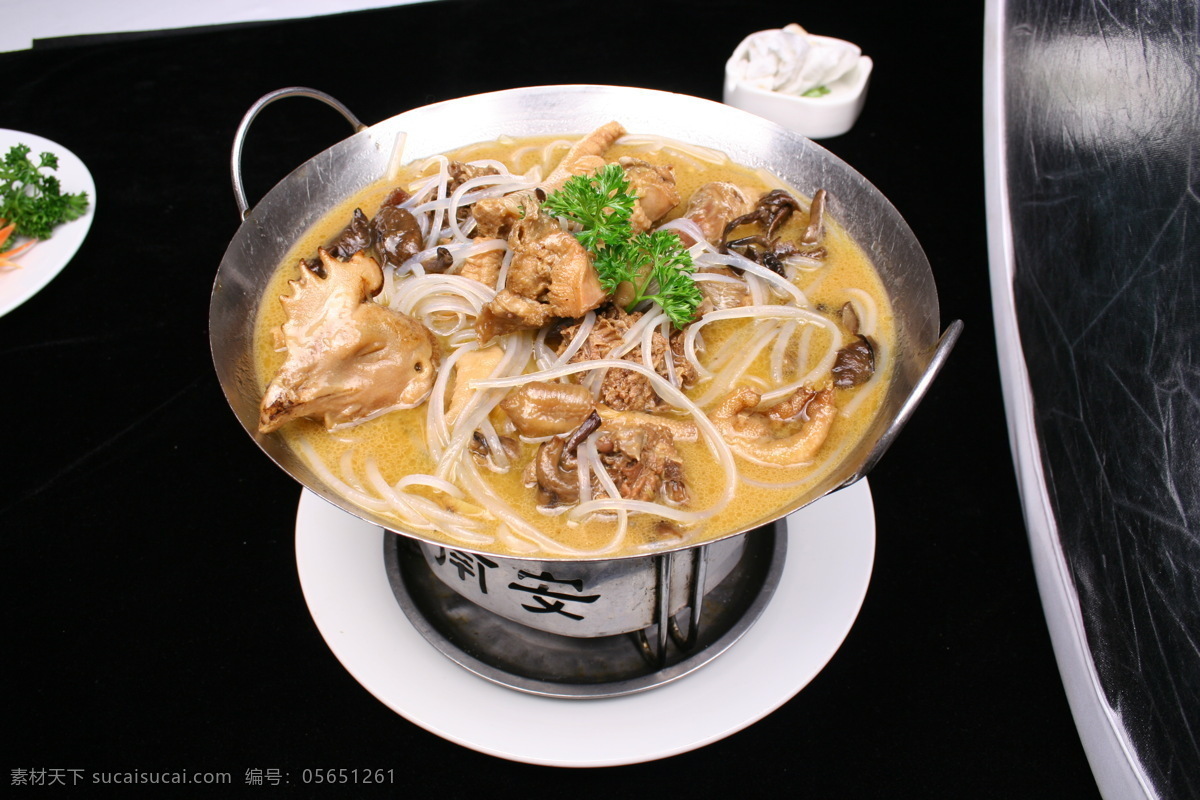 小鸡炖蘑菇 鸡肉 蘑菇 美食 食物 佳肴 传统美食 餐饮美食