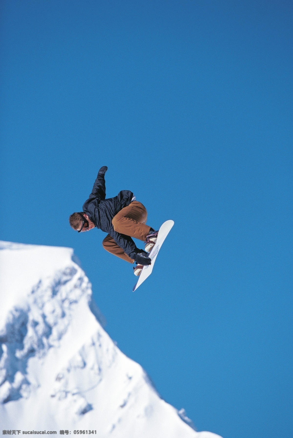 跳跃 滑雪 人物 美丽 自然 雪地 冬季 运动 雪山 极限运动 体育运动 斜坡 蓝天 滑雪图片 生活百科