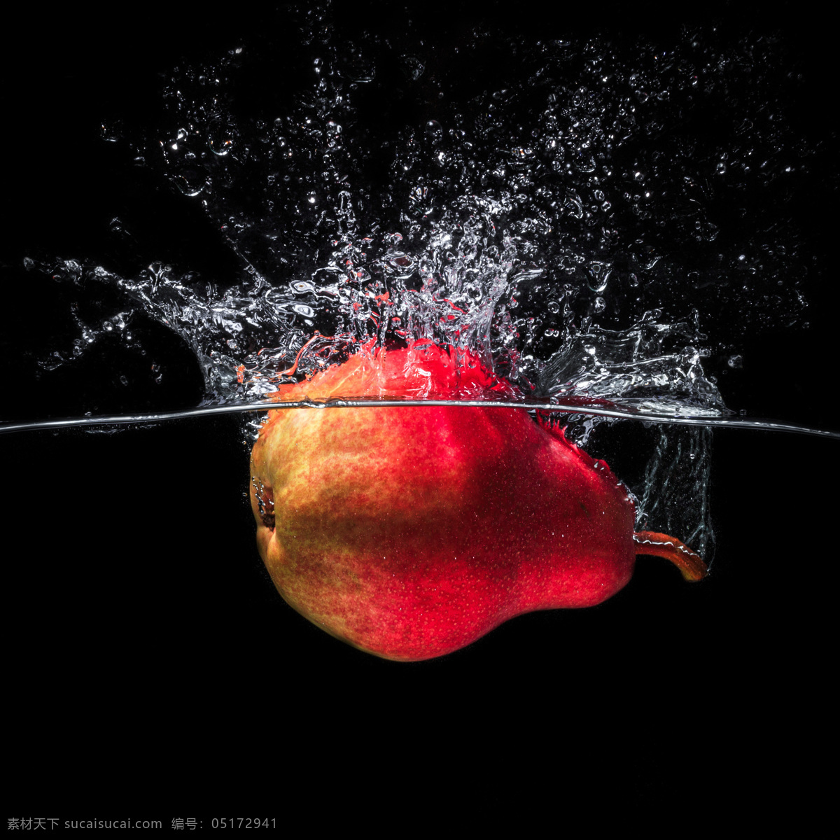 掉 进水 里 新鲜 梨子 梨 中 水果 落入 水中 新鲜水果 动感水花 溅起的水花 飞溅的水花 蔬菜图片 餐饮美食