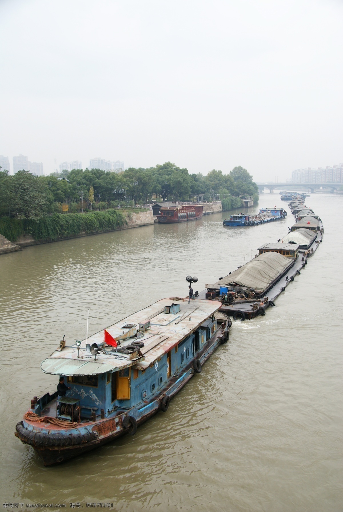 大运河船队 大运河 京杭运河 船运 船队 航运 繁忙 运输 轮机船 拱桥 旅游摄影 国内旅游