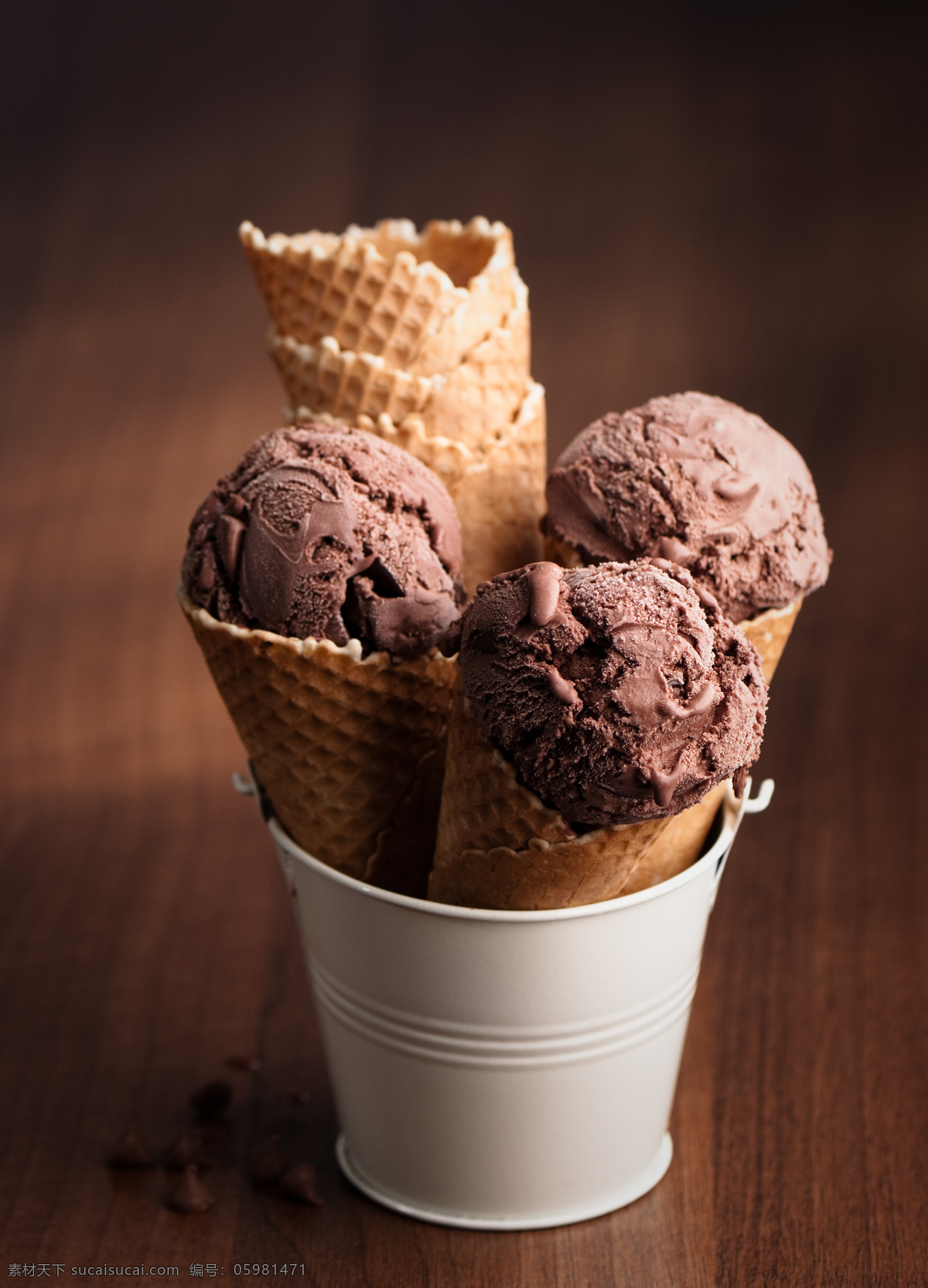 铁桶 里 巧克力 冰 激 淋 点心 甜食 美食 巧克力冰激淋 冷饮 其他类别 餐饮美食 黑色