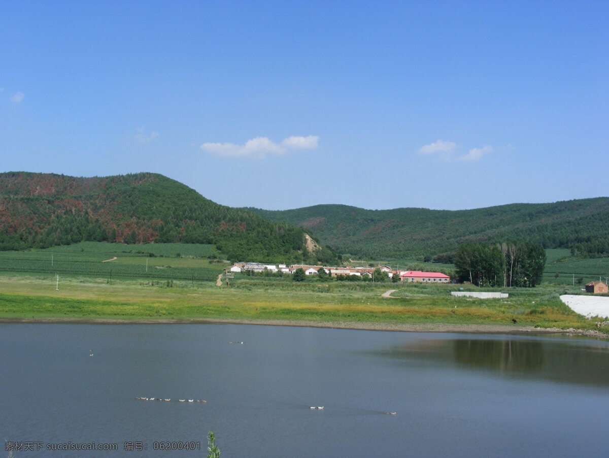 水上 人家 摄影图片 白云 房屋 湖面 建筑 蓝天 农村 树木 水库 远山 自然摄影 乡村 风景 生活 旅游餐饮