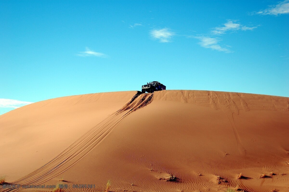 沙漠中的汽车 沙漠 热 沙子 汽车 越野车 车 干旱 沙哈拉 非洲 沙丘 植物 草 车印 冒险 探险 游玩 黄色 蓝色 自然景观 自然风景