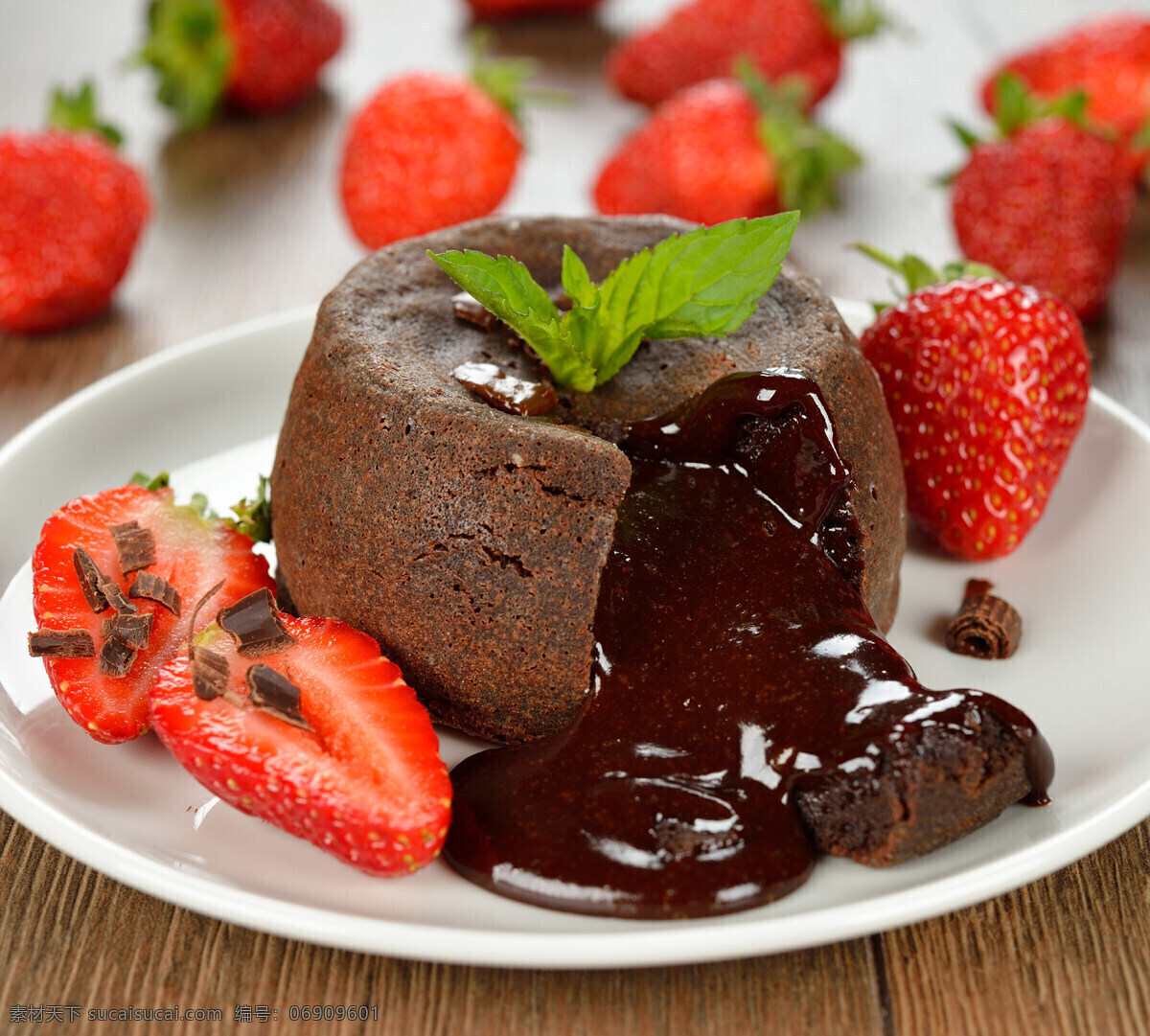装 盘 草莓 巧克力 蛋糕 水果 甜品 美味 餐饮美食 西餐美食