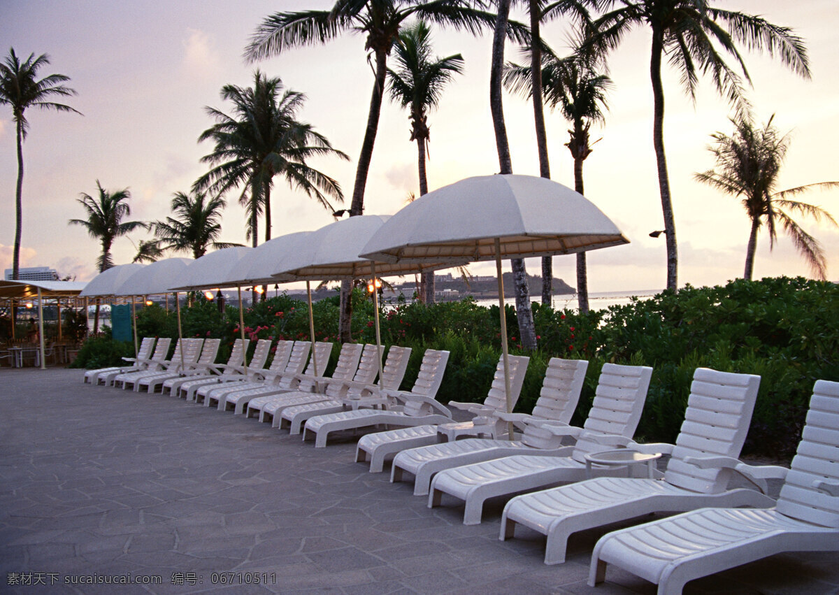海边 休闲 旅游 风景区 夏威夷 夏威夷风光 悠闲 假日 躺椅 太阳伞 热带树 大海图片 风景图片