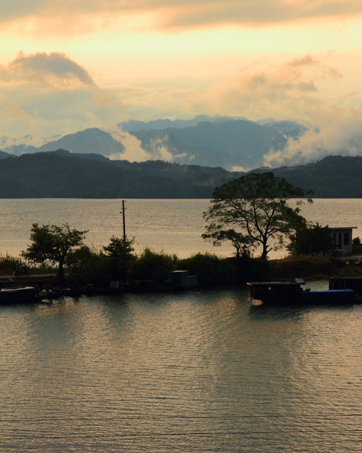 夕阳下的湖 湿地 水域 沼泽 湖水 倒影 湿地风光 生态系统 自然景观 湿地植物 湿地素材 湿地公园 湿地生态公园 农耕湿地 文化湿地 国家湿地公园 河流 田园风景 风景名胜 黑色