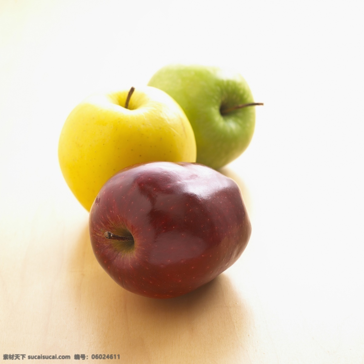木板 上 苹果 红色 绿色 黄色 水果 苹果图片 餐饮美食