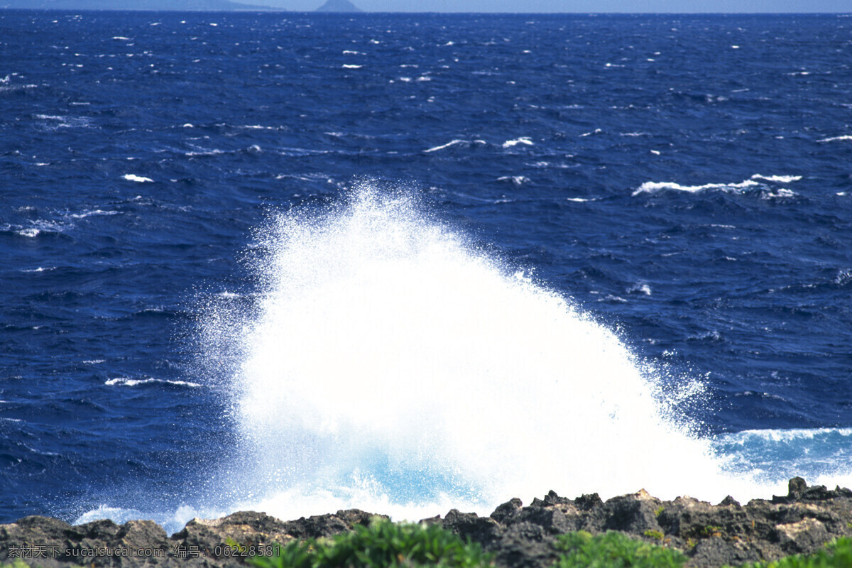 波浪 波涛 大海 海浪 石头 水滴 小草 巨浪 清澈的水 自然风景 自然景观 psd源文件