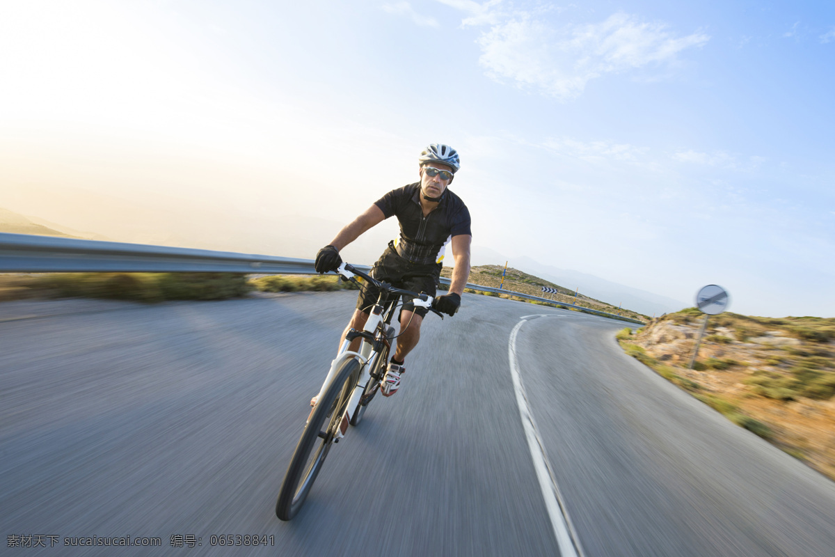 骑 单车 男人 蓝天 白云 公路 道路 人物 运动员 自行车 体育运动 生活百科