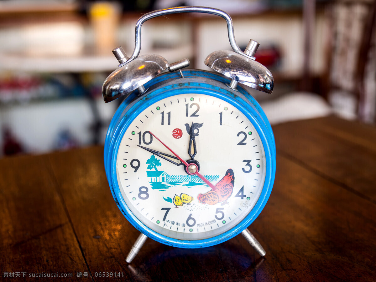 木桌 上 面的 闹钟 时钟 钟表 时间 钟 表 钟表图片 生活百科