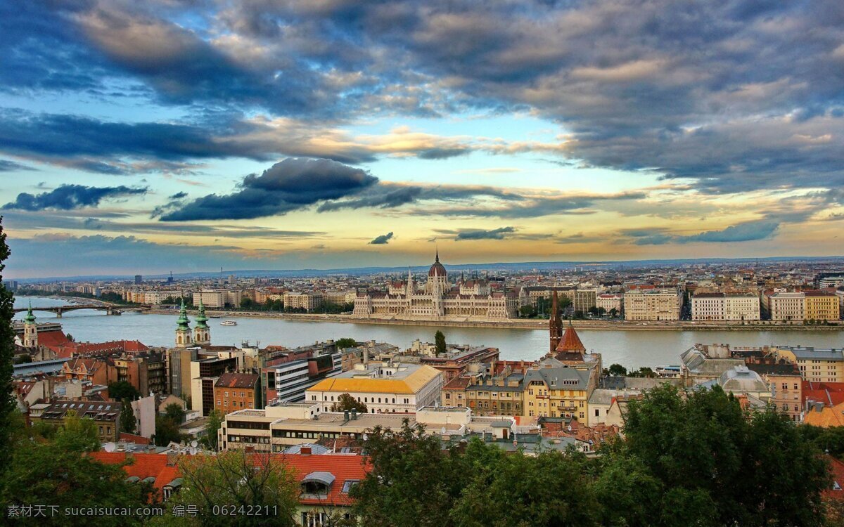 布达佩斯 多瑙河 两岸 俯瞰 河面 船只 桥梁 道路 车辆 沿河大楼 国会大厦 各种建筑 居民区 住宅 天空 浮云 匈牙利 城市景观 旅游风光摄影 畅游世界 旅游篇 国外旅游 旅游摄影