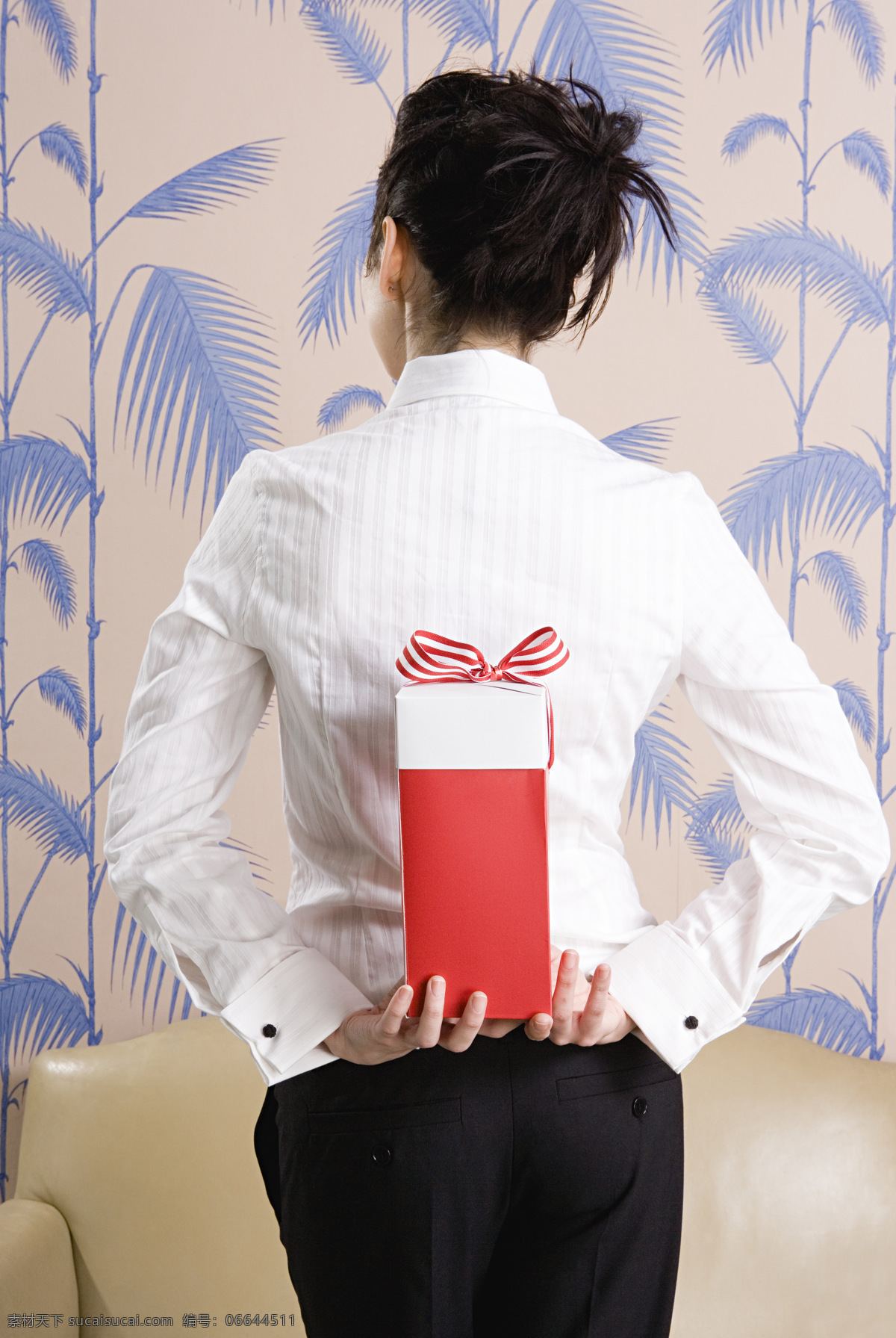 手 礼物 时尚 美女图片 时尚青年 外国青年 女性 时尚女生 时尚美女 礼品 礼盒 人物图片