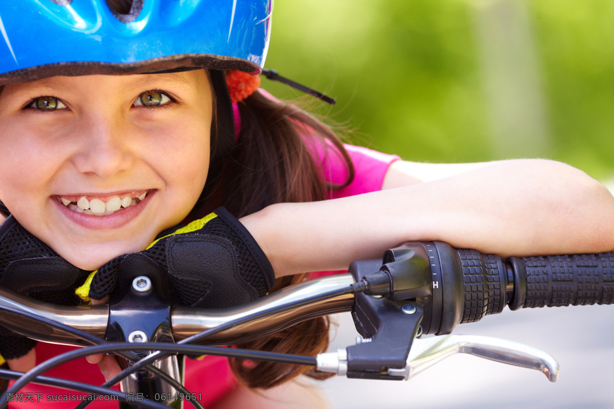 趴在 自行 车上 女孩 趴着 自行车 头盔 运功 孩子 儿童图片 人物图片