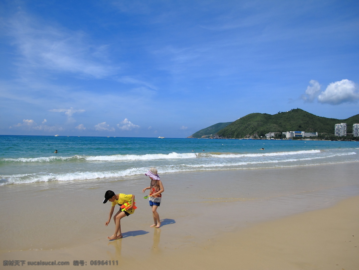 儿童 国内旅游 海边风光 海滩 蓝天 旅游摄影 三亚 嬉戏 海边 三亚的海滩 大东海 海滩上的儿童 小伙伴 psd源文件