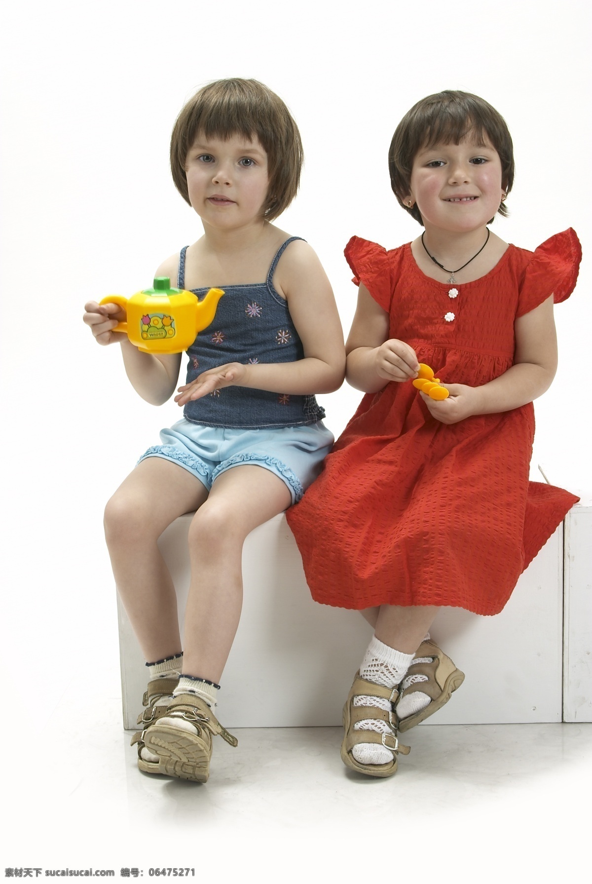 两个 玩 玩具 小女孩 快乐生活 宝宝 幼儿 宝贝 娃娃 孩子 可爱 小学生主题 儿童幼儿 人物图库