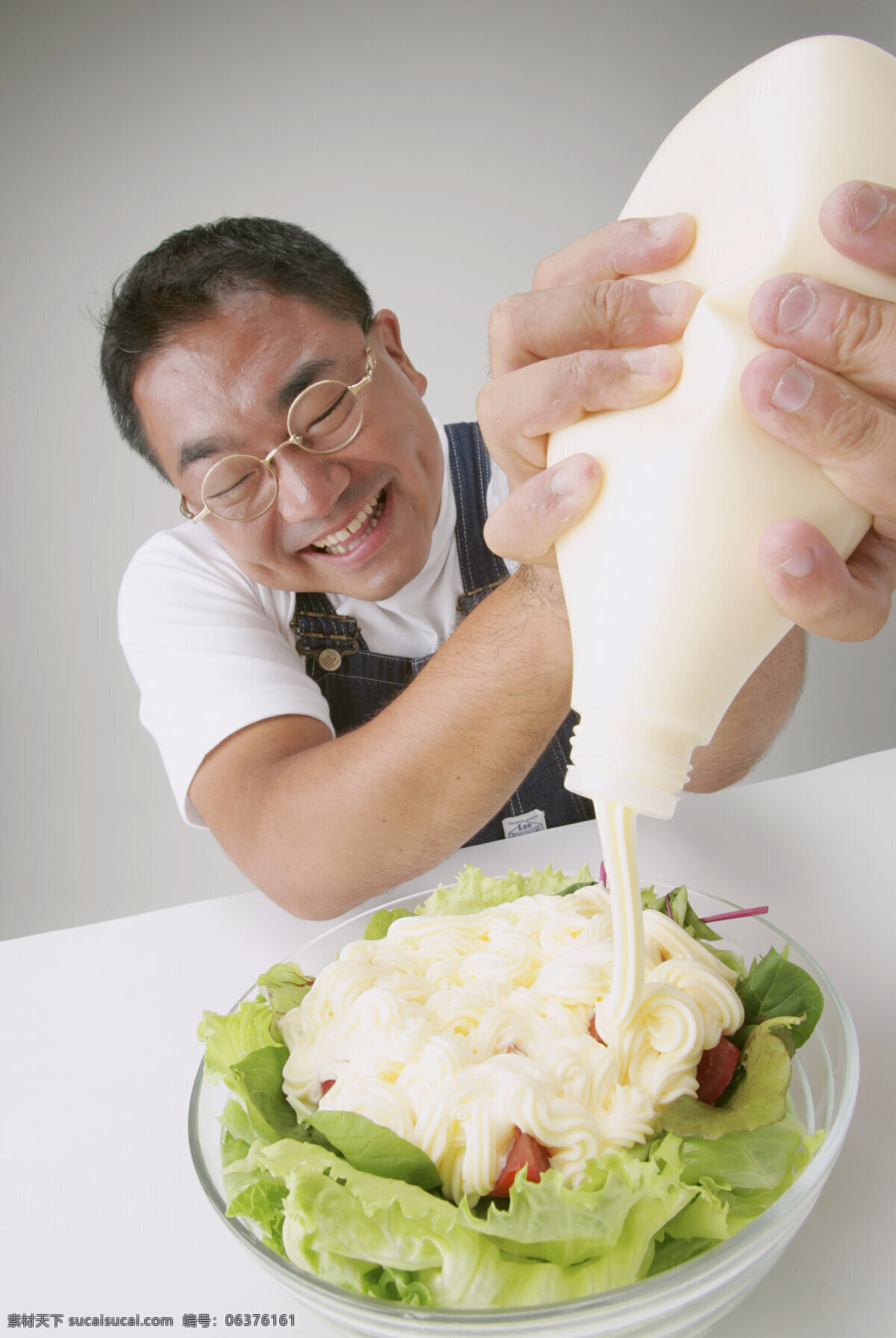 吃 蔬菜 沙拉 男人 美味 美食 蔬菜沙拉 生菜 男人图片 人物图片