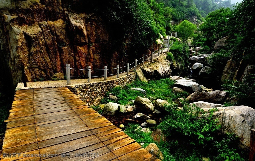 山路 木板桥 鹅软石山路 悬崖 峭壁 岩石 溪流 森林 绿树 绿草 山水风景 自然景观
