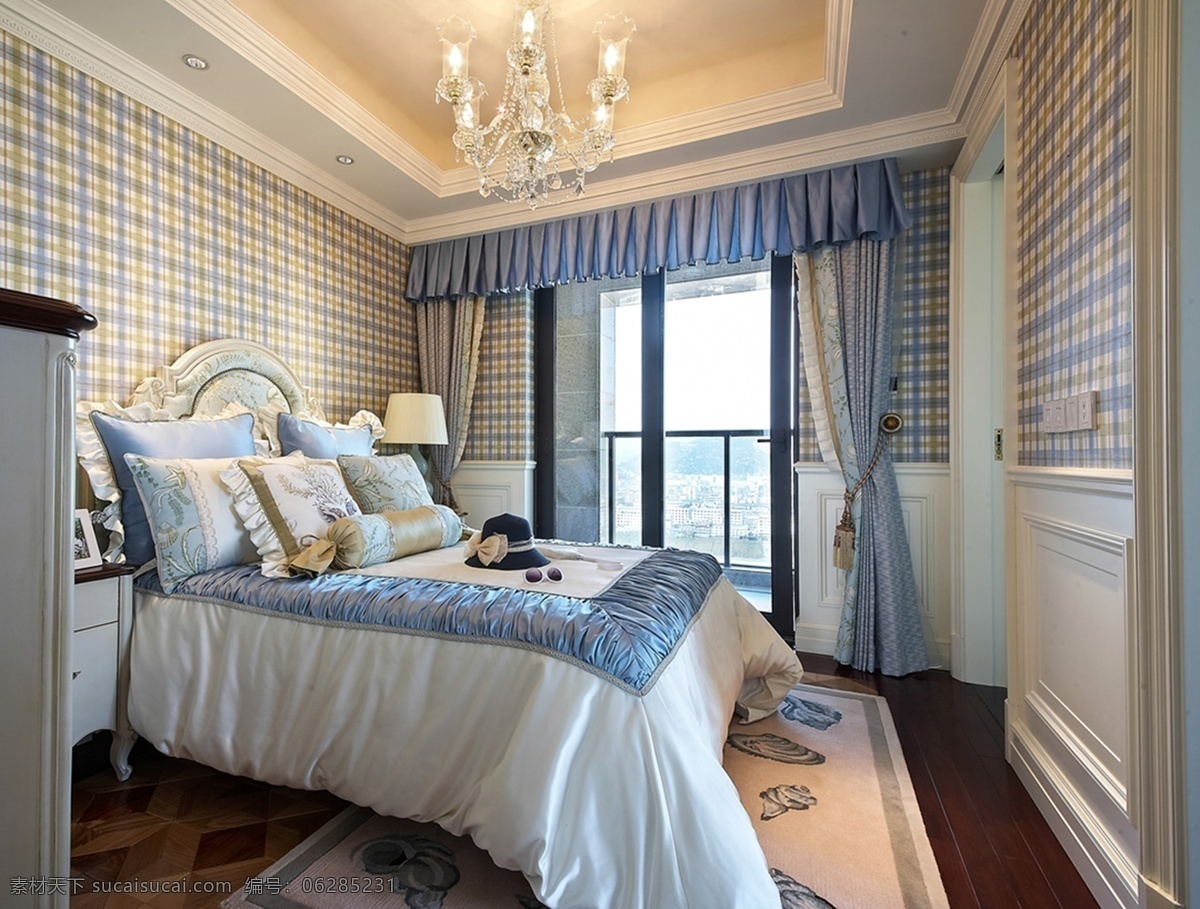 欧式 卧室 蓝色 窗帘 装修 效果图 床铺 方形吊顶 花纹地毯 木地板 水晶吊灯