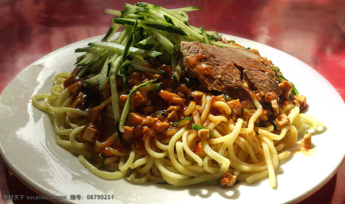 牛肉面 炸酱面 牛肉杂酱面 拌面 美食 地方美食 特色美食 黄瓜 牛肉 炸酱 午餐 晚餐 面展示 餐饮美食 传统美食