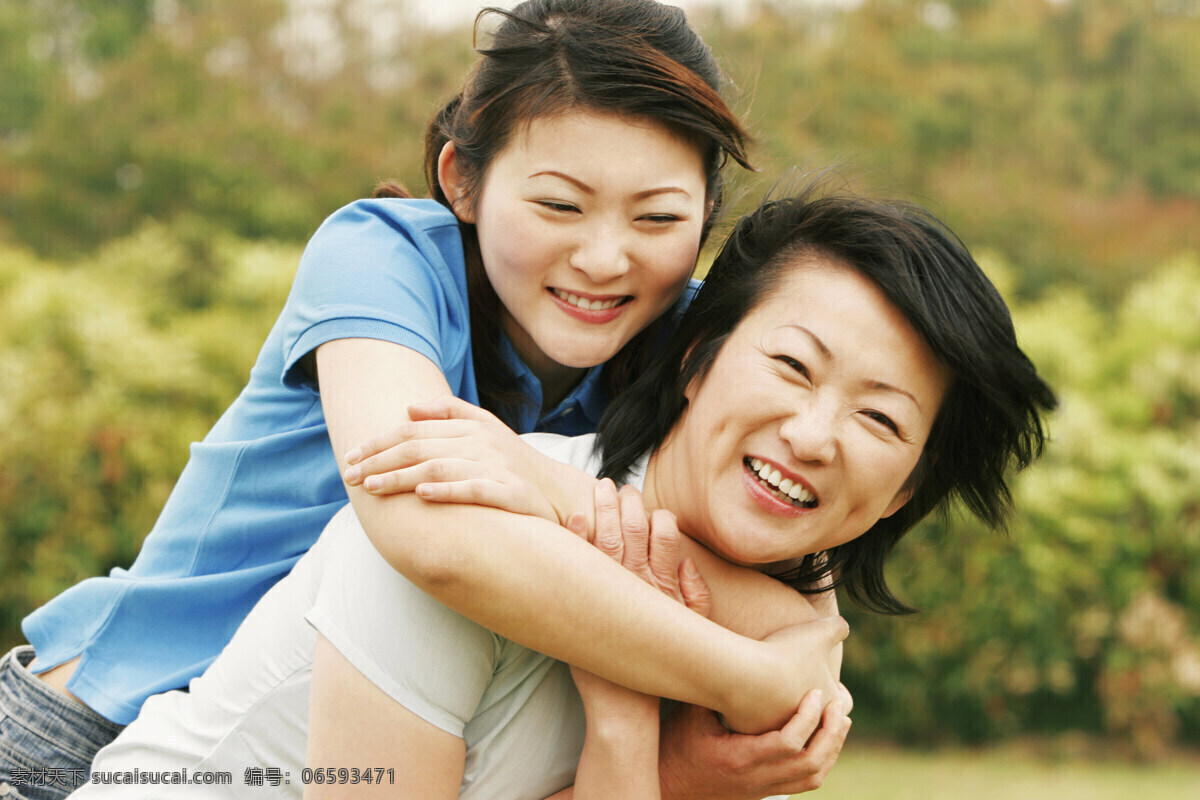 拥抱 母亲 女儿 人物 家庭 美满 幸福 亲情 温馨 微笑 母女 生活人物 人物图片