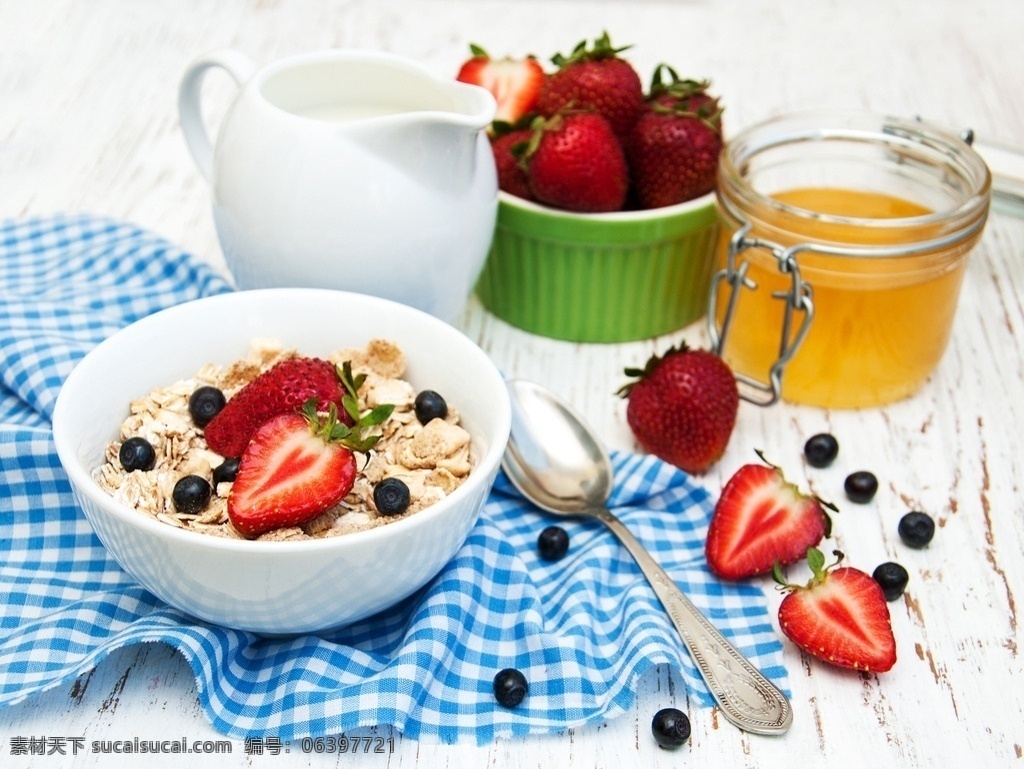 健康 燕麦 麦片 水果 水果麦片 营养 早餐 草莓 蓝莓 蜂蜜 牛奶 餐饮美食 西餐美食