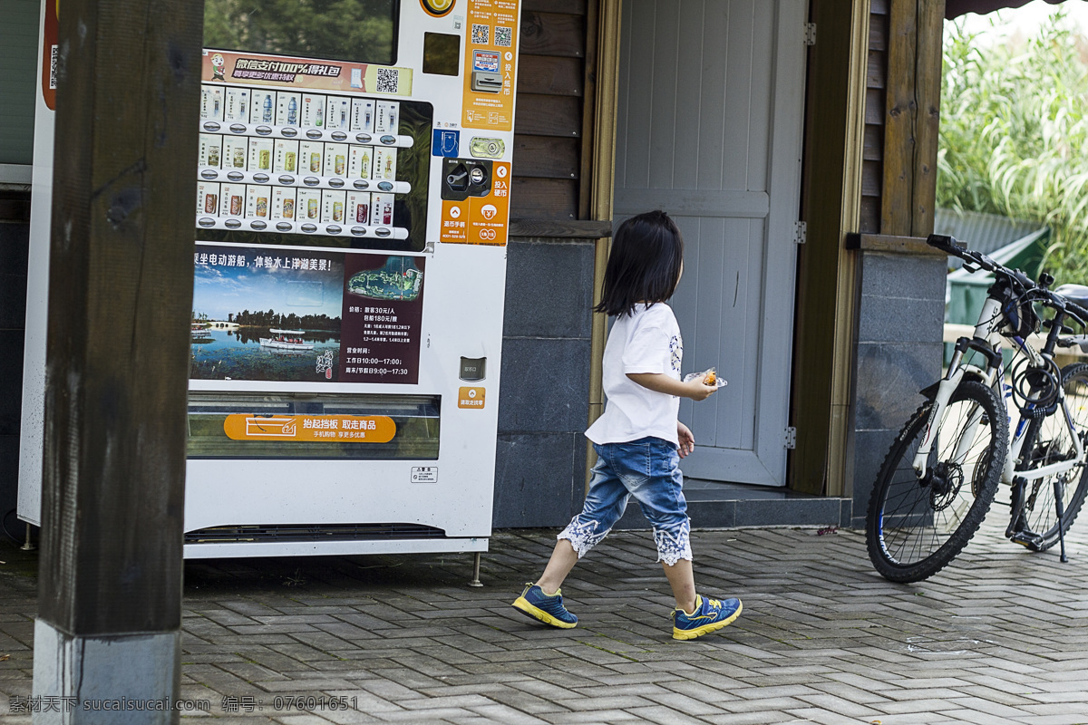 自动 售卖 机 旁边 小女孩 自动售卖机 背影 儿童 儿童背影 单车 自行车 人物图库 儿童幼儿