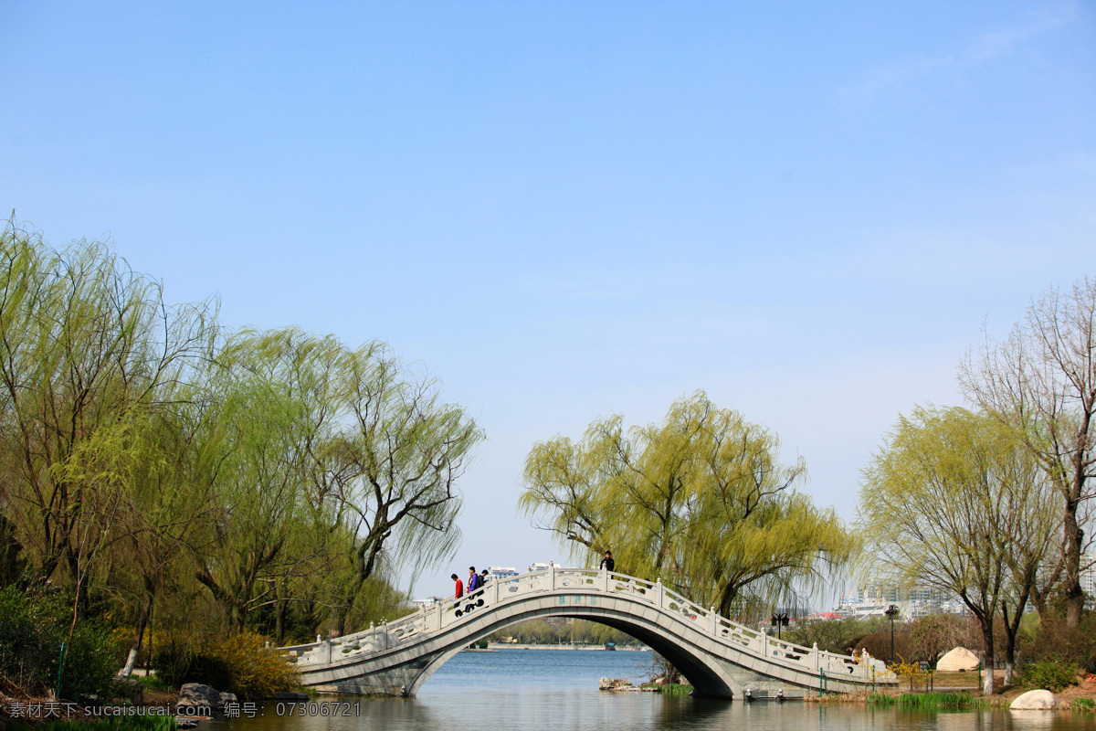 古桥 背景 湖水 树林 自然风光 景观 景区 休闲 旅游 山水风景 风景图片