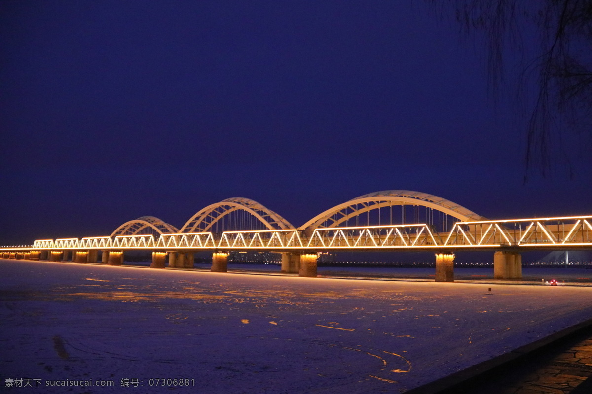松花江 大桥 夜景 玻璃桥 哈尔滨 寒冷 雪 冻 东北 灯 五颜六色 温暖 旅游摄影 国内旅游