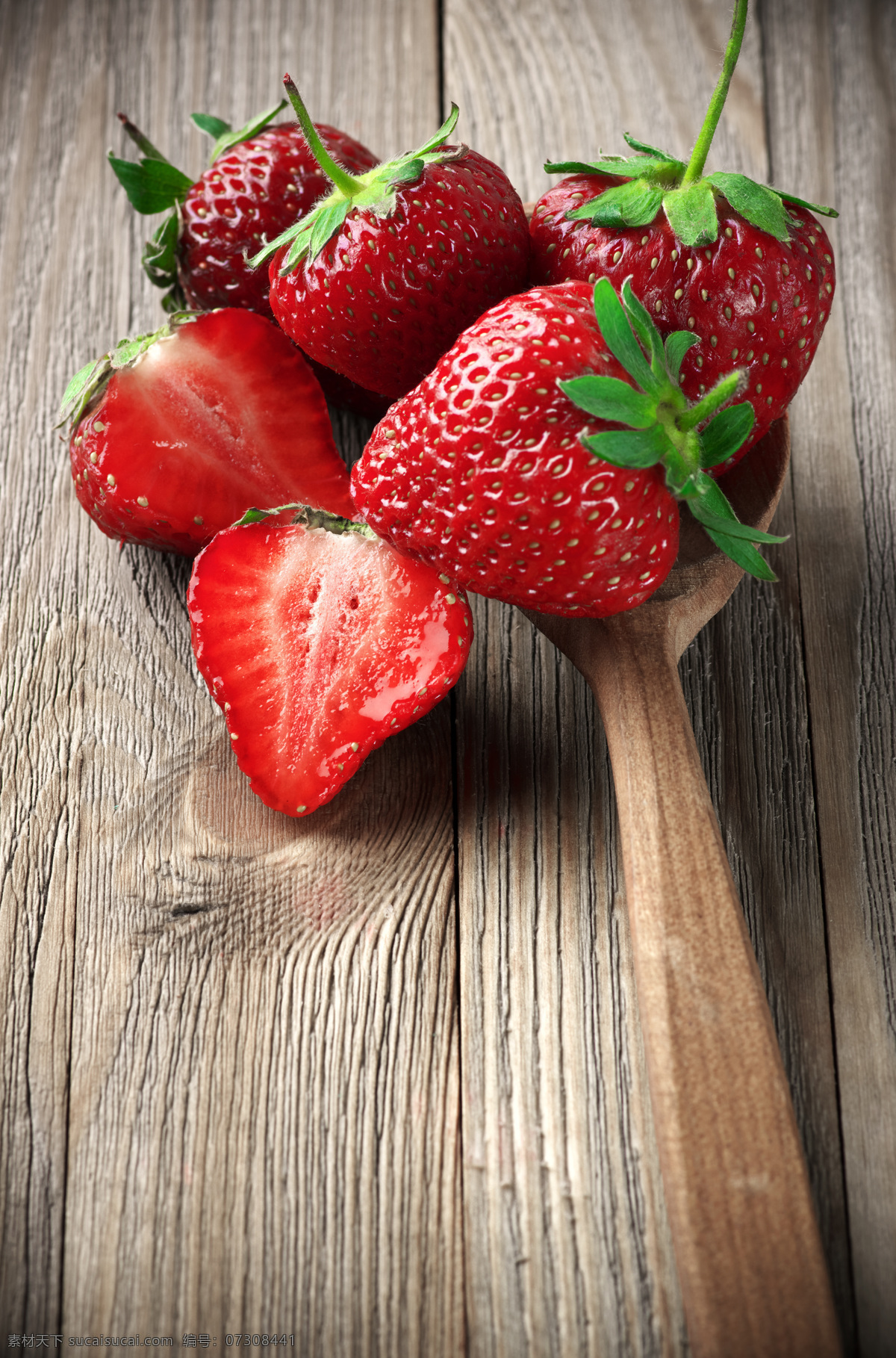木勺 里 草莓 木板背景 新鲜草莓 新鲜水果 果实 水果摄影 蔬菜图片 餐饮美食