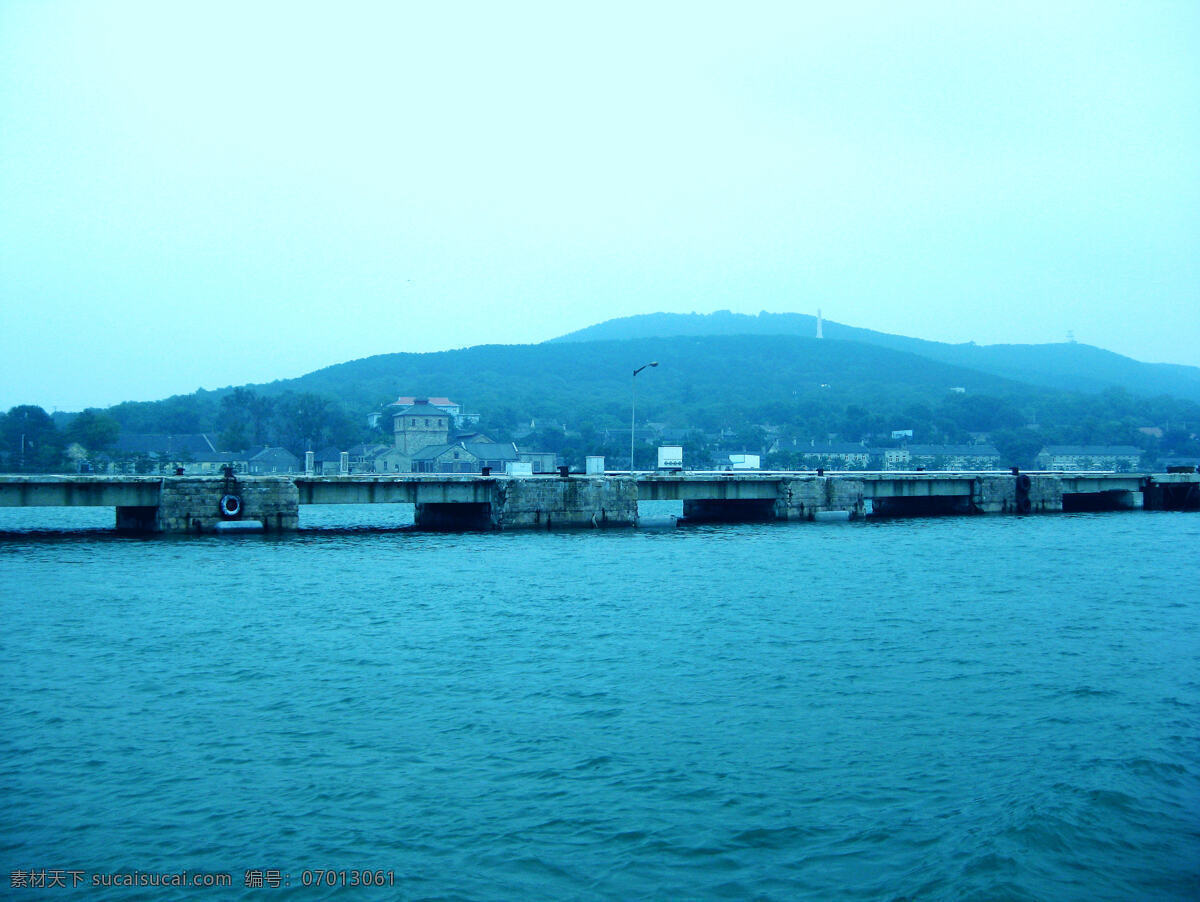 威海 景色 秀美 碧水 高山 建筑 蓝天 路灯 树木 威海景色秀美 郡山 海中的通道 自然风景 自然景观 风景 生活 旅游餐饮